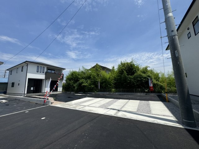 新築　伊勢崎市下道寺町2期　3号棟　の駐車場|現地写真　駐車スペース広々、並列3台分可能です！
