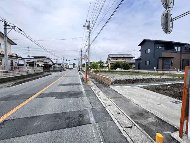 新築　桐生市相生町5丁目　Blooming　Garden　3号棟の前面道路含む現地写真|現地写真　南西側接道幅員約10.2ｍ