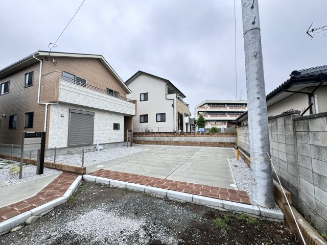 新築　桐生市相生町5丁目　Blooming　Garden　3号棟の駐車場|現地写真　駐車スペースは建物南側に並列2台分可能です！