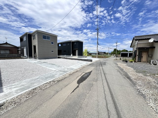 新築　伊勢崎市境米岡　Livele Garden.S　2号棟の前面道路含む現地写真|現地写真　東側接道幅員約4.6ｍ　