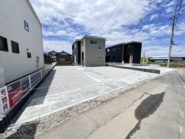 新築　伊勢崎市境米岡　Livele Garden.S　2号棟の駐車場|現地写真　 駐車スペース広々！並列で３台+1台置けます♪					
