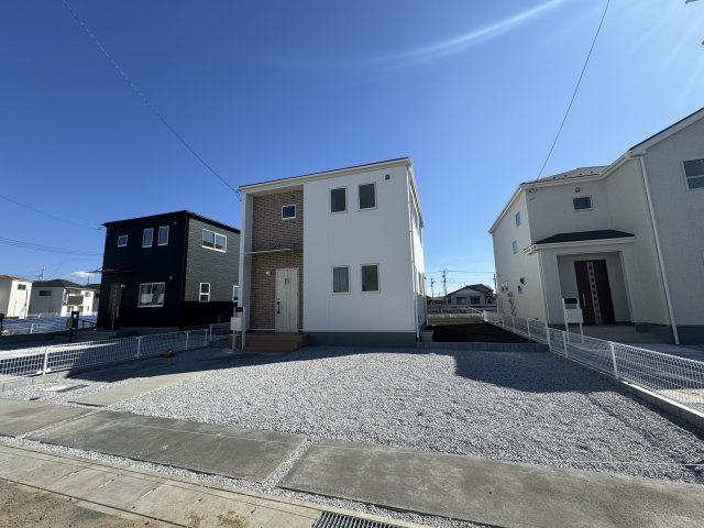 新築　伊勢崎市下道寺町第1　Livele Garden.S　9号棟の駐車場|現地写真　 駐車スペース広々！並列4台置けます♪					
　