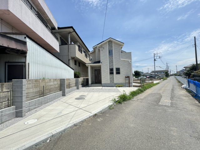 新築　伊勢崎市下道寺町　Blooming　Garden　1号棟の前面道路含む現地写真|現地写真　西側接道幅員約3.6ｍ