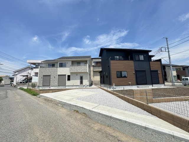 新築　伊勢崎市下道寺町　Blooming　Garden　1号棟の駐車場|現地写真　 駐車スペース広々！並列で2台+1台置けます♪
