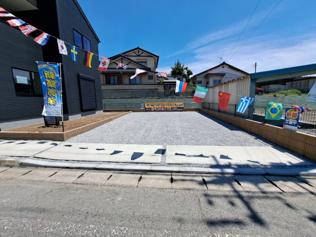 新築　太田市第4宝町　Livele Garden.S　1号棟の駐車場|現地写真　 駐車スペース広々！建物北側と南側に合わせて5台置けます♪