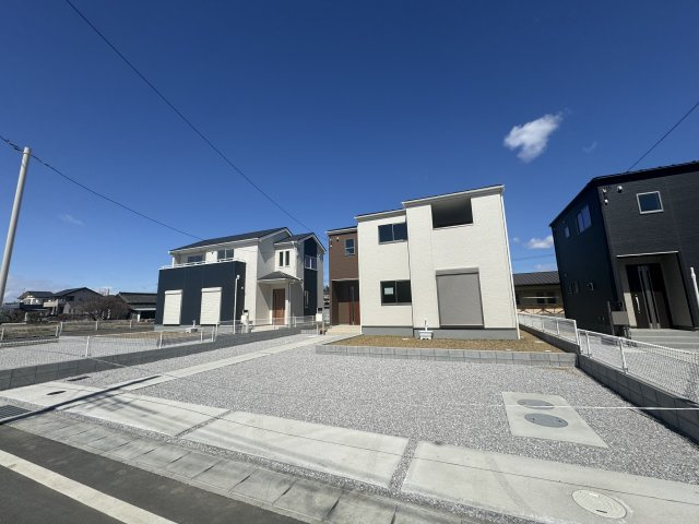 新築　太田市第11下田島　Livele Garden.S　2号棟の駐車場|現地写真　 駐車スペース広々！建物南側に並列で4台置けます♪