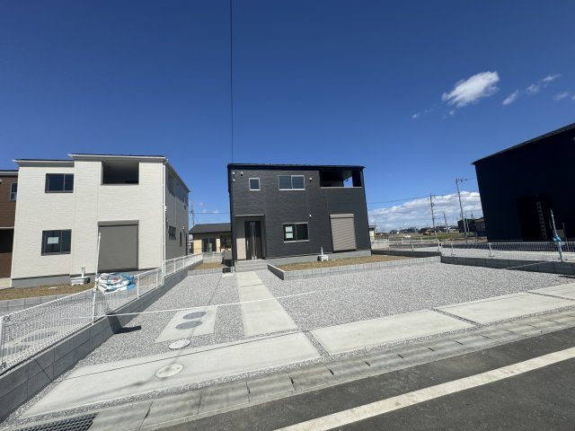 新築　太田市第11下田島　Livele Garden.S　3号棟の駐車場|現地写真　 駐車スペース広々！建物南側に並列で4台置けます♪