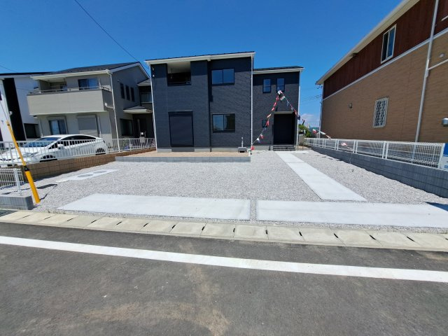 新築　太田市第2阿久津町　Livele Garden.S　1号棟の駐車場|現地写真　駐車スペースは建物南側に並列3台分可能です！