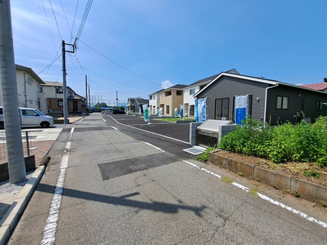 新築　みどり市大間々町大間々第10　クレイドルガーデン　5号棟の前面道路含む現地写真|現地写真　南側接道幅員約4ｍ