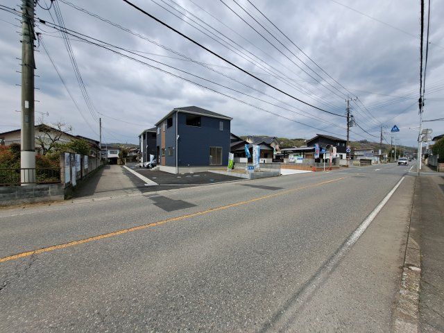 新築　みどり市大間々町桐原第4　クレイドルガーデン　2号棟の前面道路含む現地写真|現地写真　南側接道幅員約4.0ｍ　東側接道幅員約10.1ｍ