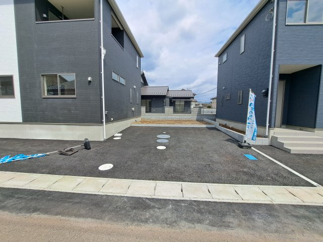 新築　みどり市大間々町桐原第4　クレイドルガーデン　2号棟の駐車場|現地写真　駐車スペースは建物東側に2台分可能です！