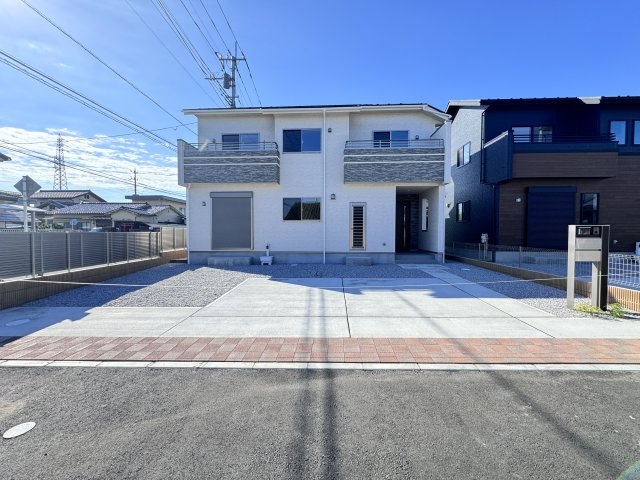 新築　桐生市相生町5丁目　Blooming　Garden　1号棟の駐車場|現地写真　駐車スペースは建物南側に並列2台分可能です！