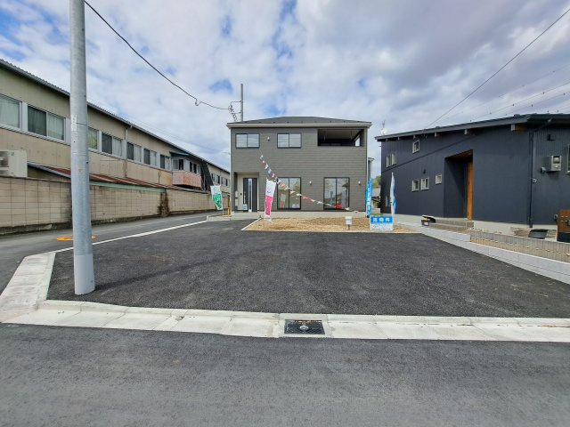 新築　桐生市東第3　クレイドルガーデン　2号棟の駐車場|現地写真　駐車スペースは建物南側に並列3台分可能です！