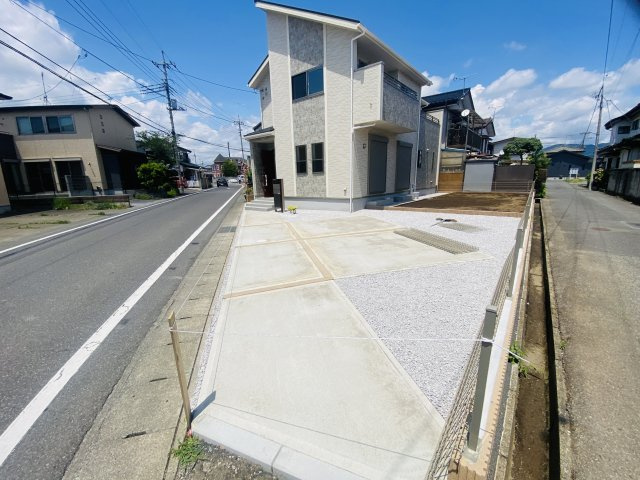 新築　桐生市相生町5丁目　Blooming　Garden　1号棟の前面道路含む現地写真|現地写真　南側接道幅員約4.0ｍ　西側接道幅員約6.5ｍ