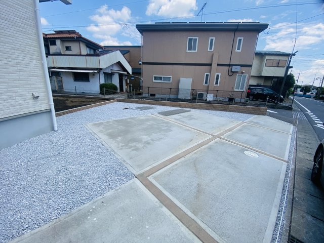 新築　桐生市相生町5丁目　Blooming　Garden　1号棟の駐車場|現地写真　駐車スペースは並列3台分可能です！