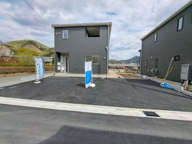新築　桐生市東第3　クレイドルガーデン　1号棟の駐車場|現地写真　駐車スペースは建物西側に並列3台分可能です！