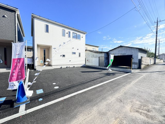 新築　桐生市相生町第14　クレイドルガーデン　1号棟の駐車場|現地写真　駐車スペースは建物北側に並列3台分可能です！
