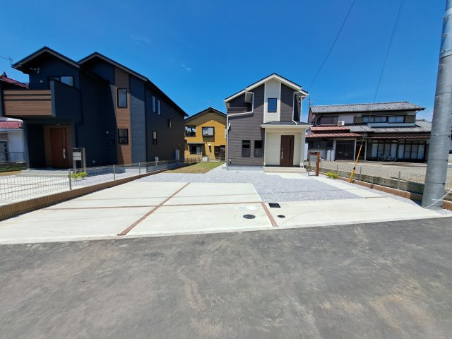 新築　桐生市仲町1丁目　Blooming　Garden　1号棟の駐車場|現地写真　駐車スペースは建物東側に並列3台分可能です！