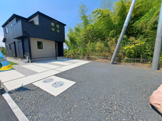 新築　太田市下田島町7期　GRAFARE　4号棟の駐車場|現地写真　駐車スペースは建物東側に並列3台分可能です！