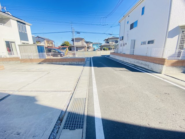 太田市岩瀬川中古一戸建ての前面道路含む現地写真|南側接道幅員約5ｍ