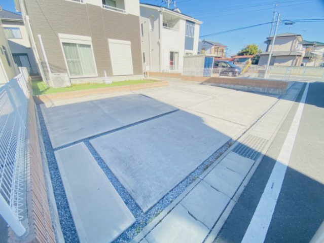 太田市岩瀬川中古一戸建ての駐車場|現地写真　 駐車スペース広々！並列３台置けます♪	