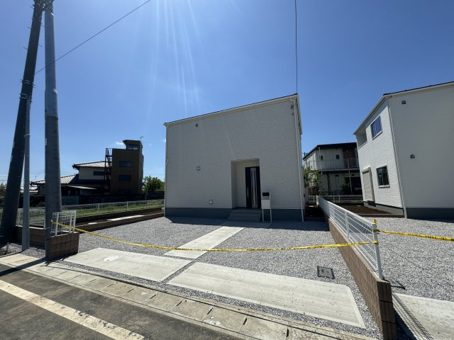 新築　太田市第5台之郷町　Livele Garden.S　7号棟の駐車場|現地写真　 駐車スペース広々！3台置けます♪					
　