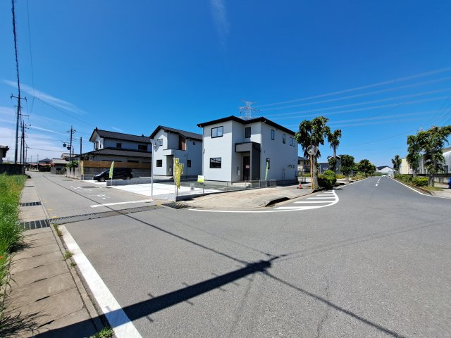 新築　太田市世良田町6期　1号棟の前面道路含む現地写真|現地写真　東側接道幅員約5.1ｍ　北側接道幅員約14ｍ