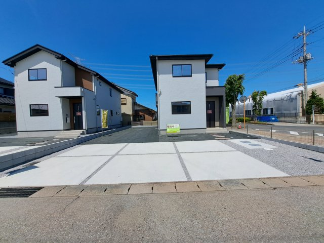 新築　太田市世良田町6期　1号棟の駐車場|現地写真　駐車スペースは建物東側に並列3台分可能です！