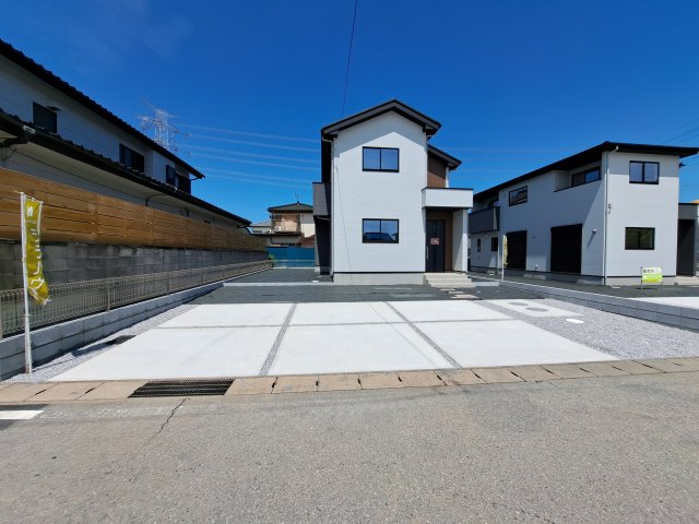 新築　太田市世良田町6期　2号棟の駐車場|現地写真　駐車スペースは建物東側に並列3台分可能です！