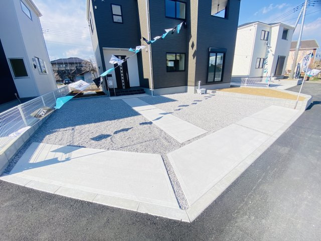 新築　太田市第3新野町　Livele Garden.S　2号棟の駐車場|現地写真　 駐車スペース広々！並列4台置けます♪					
　