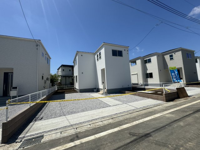 新築　太田市第5台之郷町　Livele Garden.S　6号棟の駐車場|現地写真　 駐車スペース広々！3台置けます♪					
　