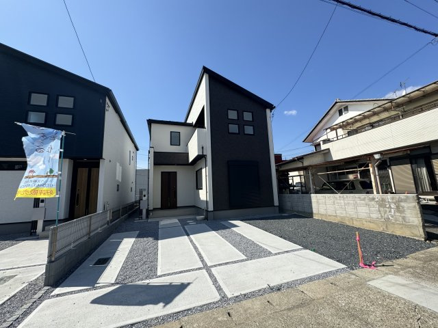 新築　太田市浜町2期　GRAFARE　1号棟の駐車場|現地写真　駐車スペースは建物東側に並列3台分可能です！				
