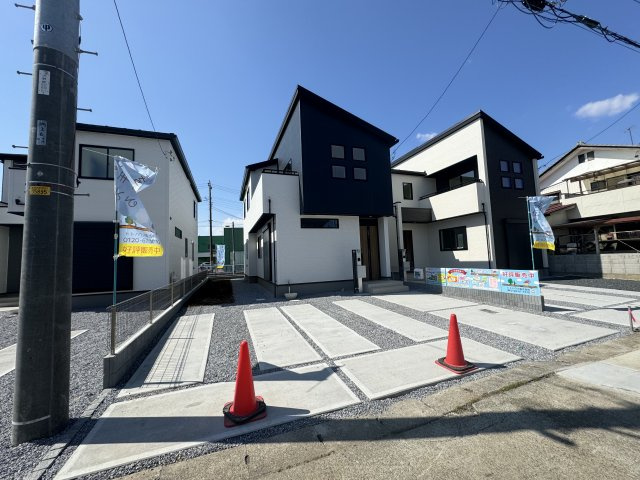 新築　太田市浜町2期　GRAFARE　2号棟の駐車場|現地写真　駐車スペースは建物東側に並列3台分可能です！				

