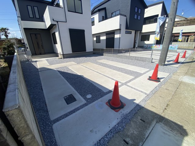 新築　太田市浜町2期　GRAFARE　3号棟の駐車場|現地写真　駐車スペースは建物東側に並列2台分可能です！				
