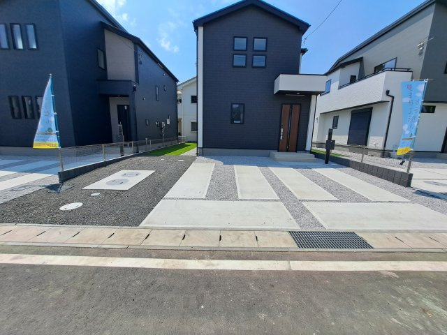 新築　太田市下田島町7期　GRAFARE　2号棟の駐車場|現地写真　駐車スペースは建物東側に並列3台分可能です！
