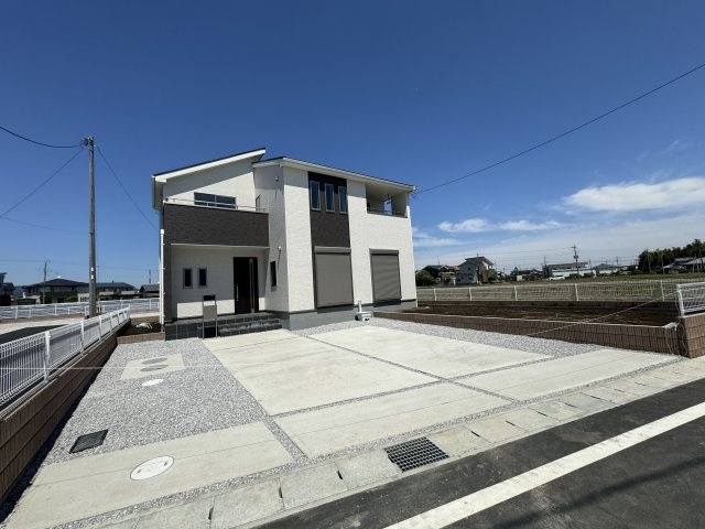 新築　太田市第5台之郷町　Livele Garden.S　11号棟の駐車場|現地写真　 駐車スペース広々！並列3台置けます♪					
　