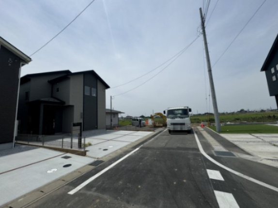 新築　太田市亀岡町　1号棟の前面道路含む現地写真|現地写真　北側接道幅員約5.8ｍ