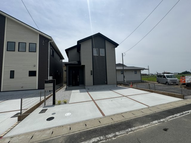 新築　太田市亀岡町　1号棟の駐車場|現地写真　駐車スペースは建物北側に並列3台分可能です！