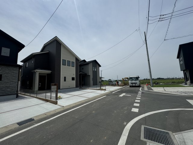 新築　太田市亀岡町　2号棟の前面道路含む現地写真|現地写真　北側接道幅員約5.8ｍ