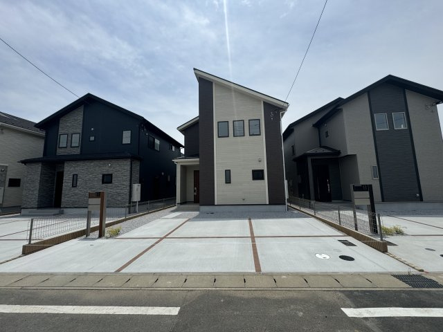 新築　太田市亀岡町　2号棟の駐車場|現地写真　駐車スペースは建物北側に並列3台分可能です！