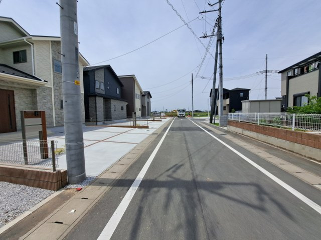 新築　太田市亀岡町　4号棟の前面道路含む現地写真|現地写真　北側接道幅員約5.8ｍ