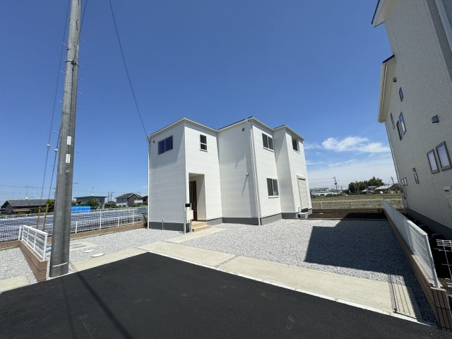 新築　太田市第5台之郷町　Livele Garden.S　10号棟の駐車場|現地写真　 駐車スペース広々！4台置けます♪					
　