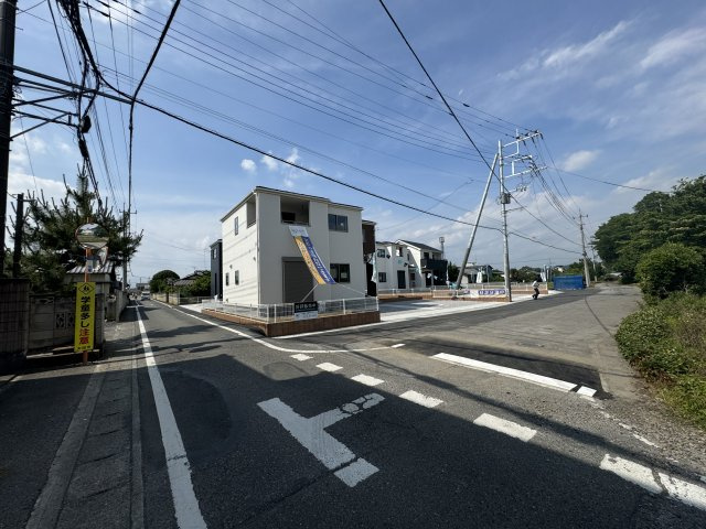 新築　太田市第4新野町　Livele Garden.S　2号棟の前面道路含む現地写真|現地写真　南側接道幅員約7.4ｍ　西側接道幅員約4.1ｍ