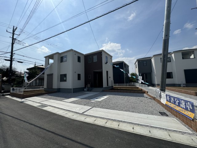 新築　太田市第4新野町　Livele Garden.S　2号棟の駐車場|現地写真　 駐車スペース広々！並列4台置けます♪					
　