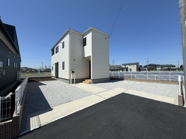 新築　太田市第5台之郷町　Livele Garden.S　9号棟の駐車場|現地写真　 駐車スペース広々！4台置けます♪					
　