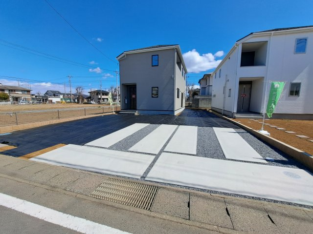 新築　太田市世良田町3期　1号棟の駐車場|現地写真　駐車スペースは建物西側に並列2台分可能です！