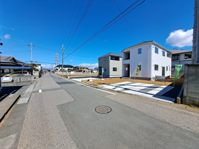 新築　太田市世良田町3期　2号棟の前面道路含む現地写真|現地写真　西側接道幅員約6ｍ