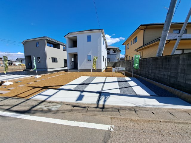 新築　太田市世良田町3期　2号棟の駐車場|現地写真　駐車スペースは建物西側に並列2台分可能です！