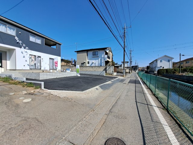 新築　太田市金山町第2　クレイドルガーデン　1号棟の前面道路含む現地写真|現地写真　南側接道幅員約4ｍ