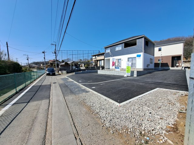 新築　太田市金山町第2　クレイドルガーデン　1号棟の前面道路含む現地写真|現地写真　南側接道幅員約4ｍ